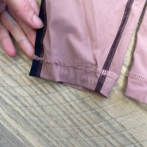 Lululemon maroon 3/4 length leggings - size 6 - Picture 4 of 4